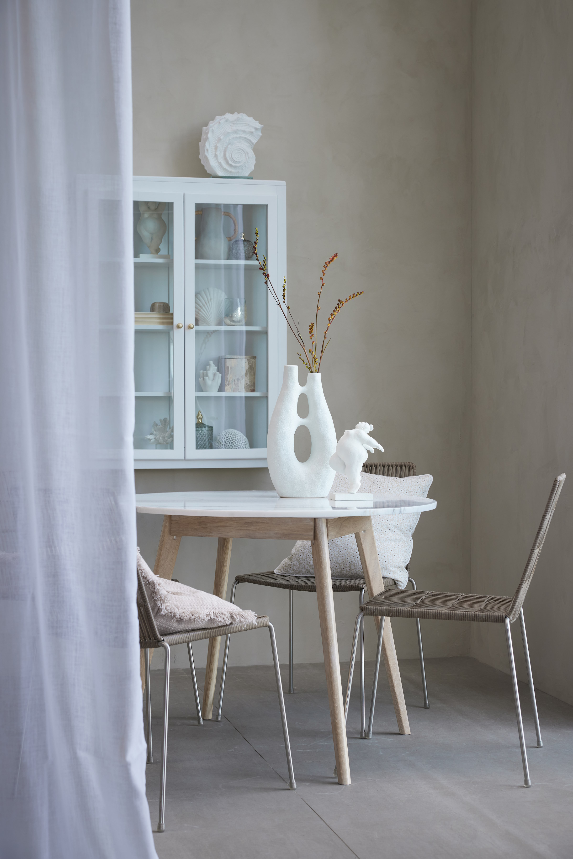 SZKLANA_SZAFKA_WISZACA_WITRYNA_BIALA_STOL_DO_JADALNI_LENE_BJERRE_POLSKA_SKLEP_DESIGNBYWOMEN